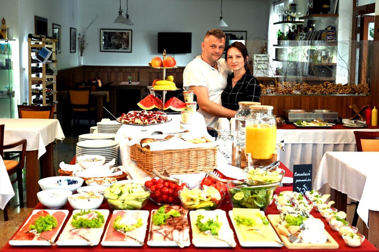 Hotel Adria Nová Dubnica Екстериор снимка
