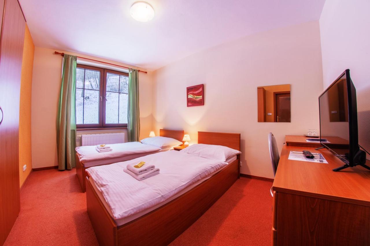 Hotel Adria Nová Dubnica Екстериор снимка