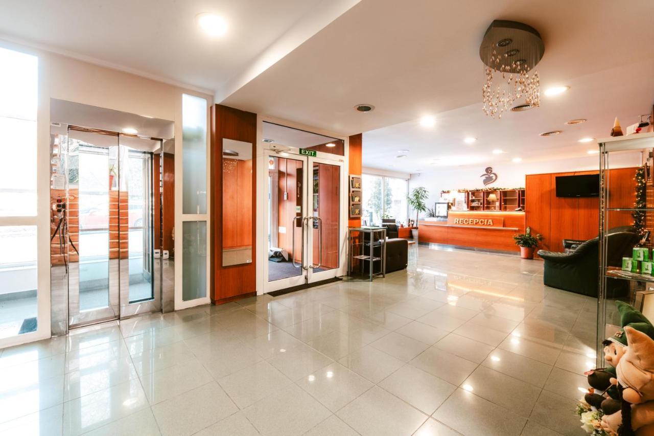 Hotel Adria Nová Dubnica Екстериор снимка