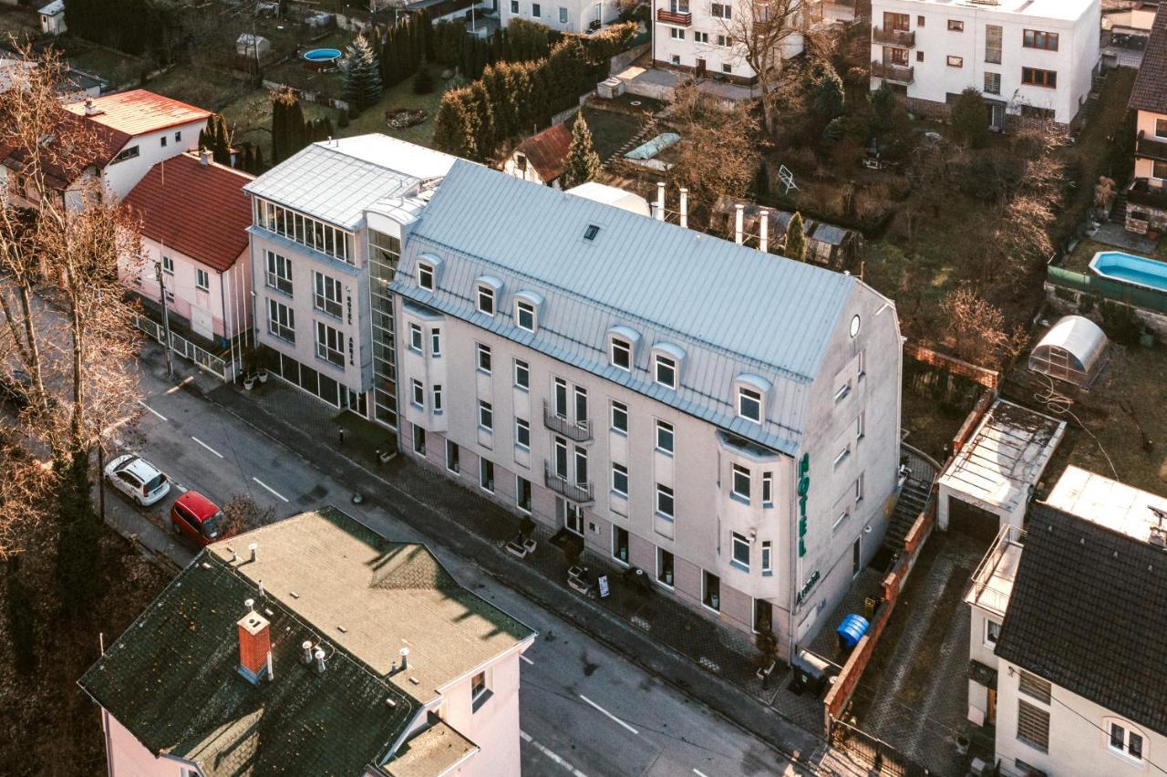 Hotel Adria Nová Dubnica Екстериор снимка