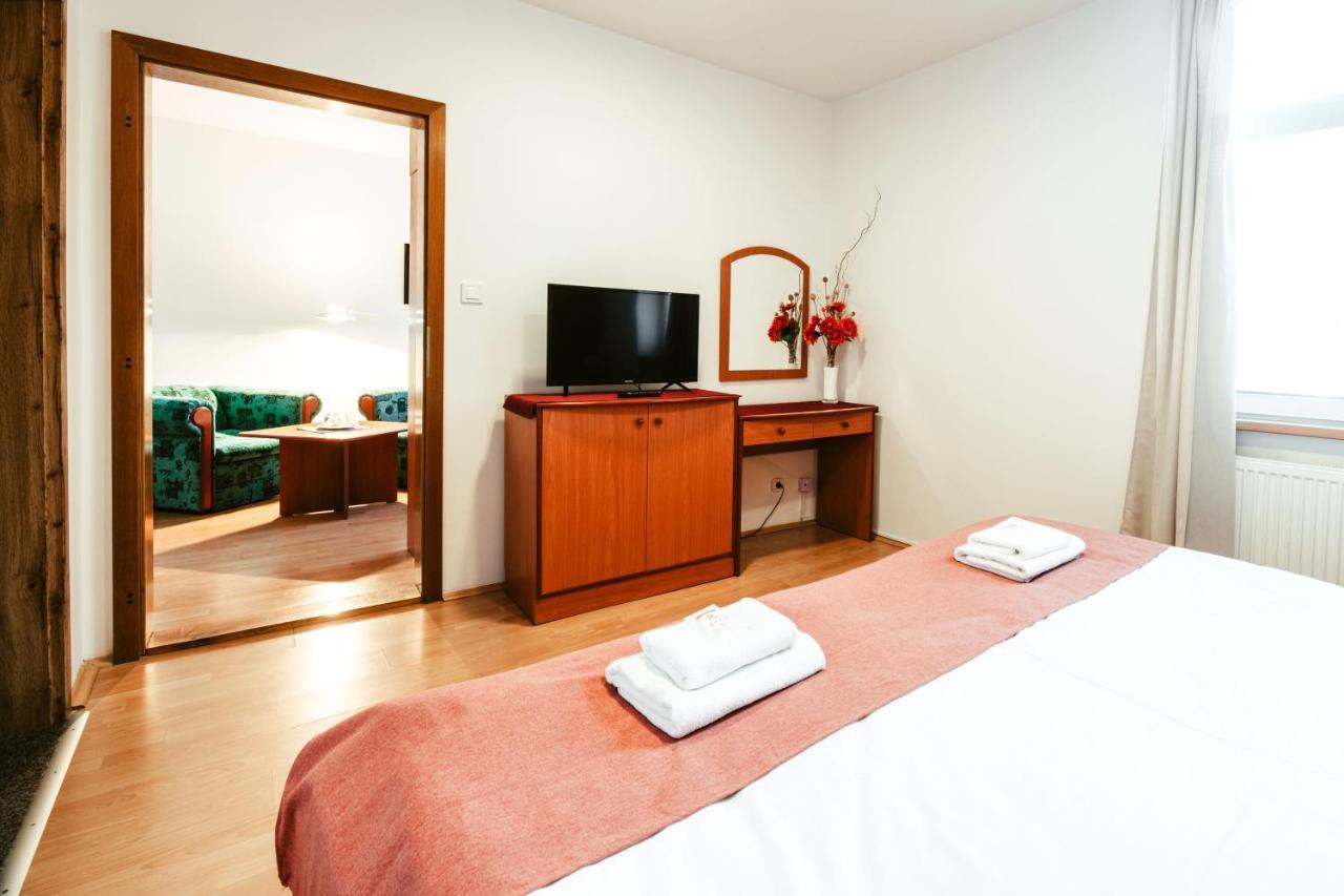 Hotel Adria Nová Dubnica Екстериор снимка