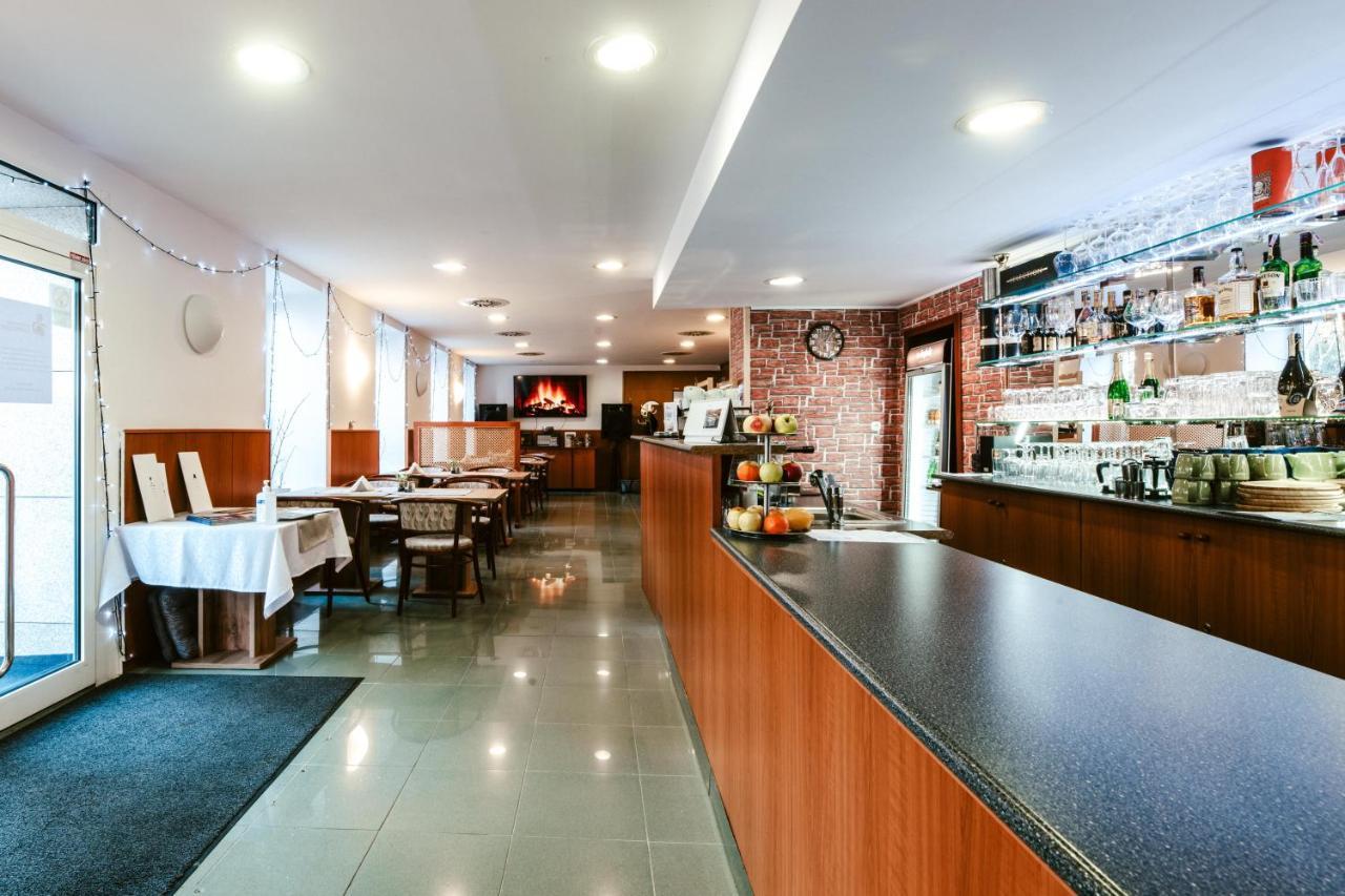 Hotel Adria Nová Dubnica Екстериор снимка