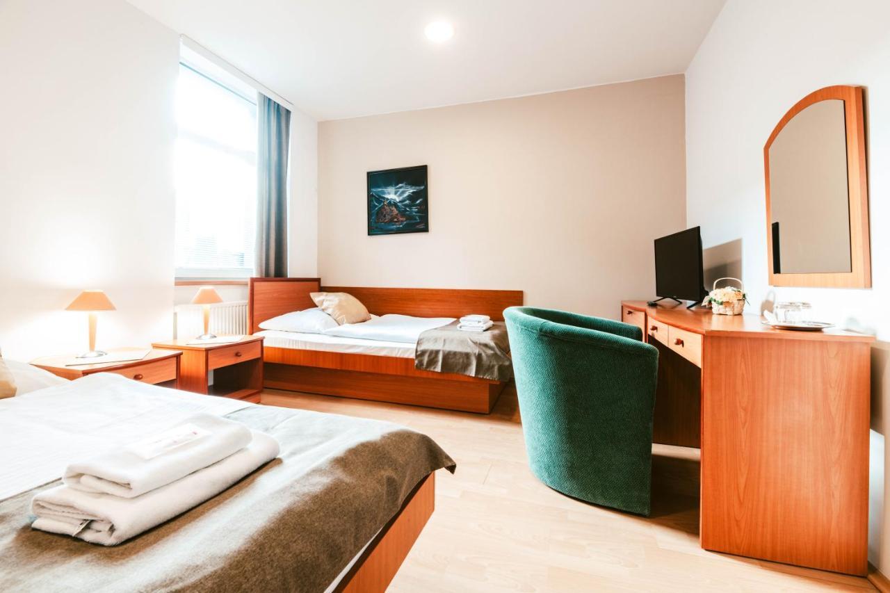 Hotel Adria Nová Dubnica Екстериор снимка