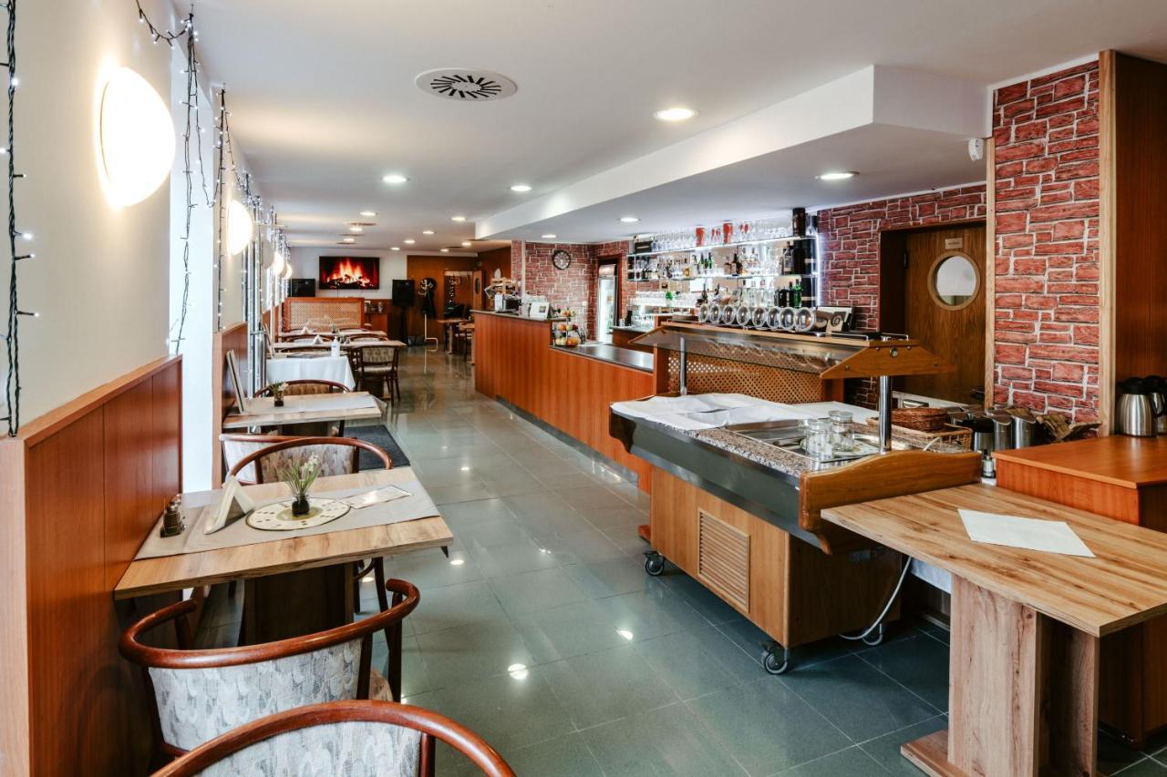 Hotel Adria Nová Dubnica Екстериор снимка