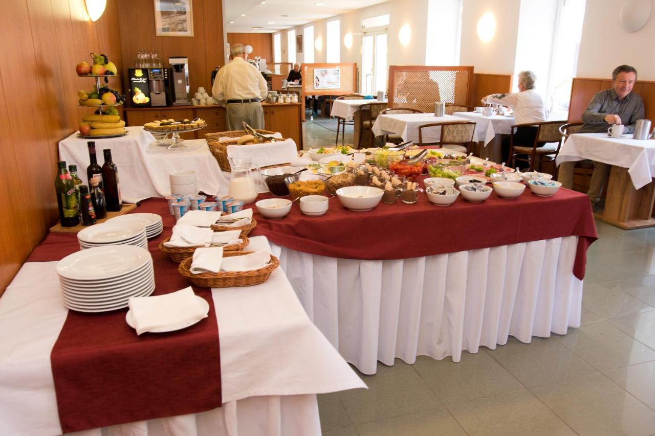 Hotel Adria Nová Dubnica Екстериор снимка